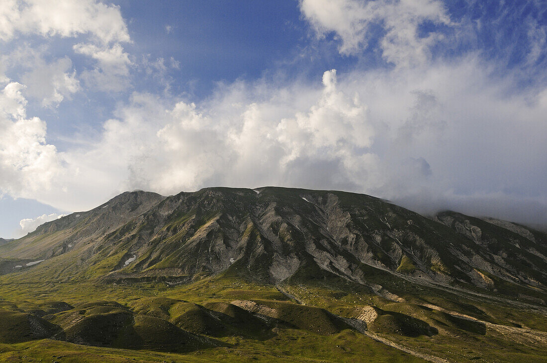 Monte Brancastello im Sonnenlicht, Campo Imperatore, Gran Sasso Nationalpark, Abruzzen, Italien, Europa