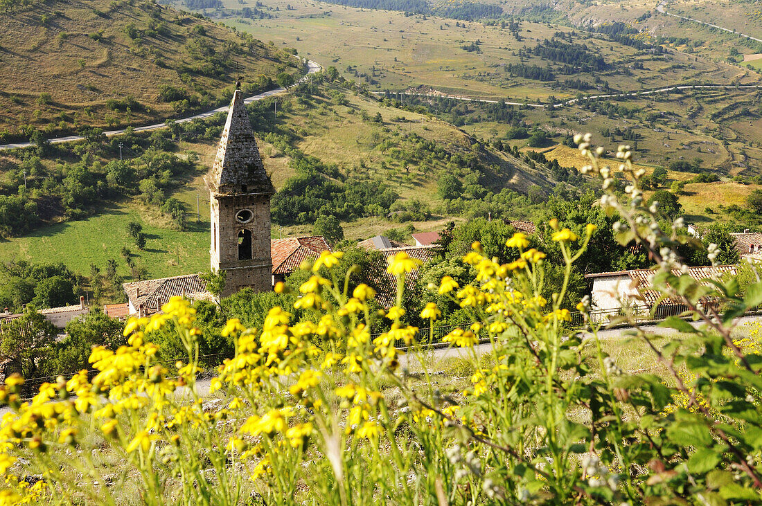 Sonnenbeschienene Kirchen in einem Bergdorf, Rocca Calascio, Gran Sasso Nationalpark, Abruzzen, Italien, Europa