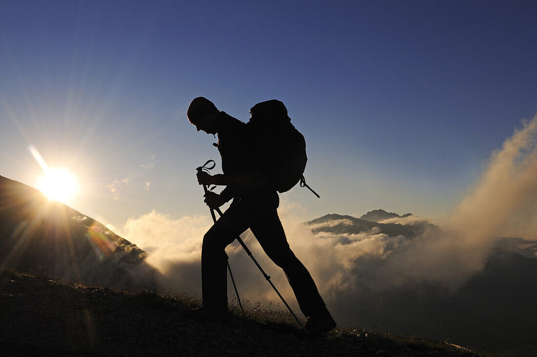 Bergsteiger am Corno Grande bei Sonnenaufgang, Campo Imperatore, Gran Sasso Nationalpark, Abruzzen, Italien, Europa