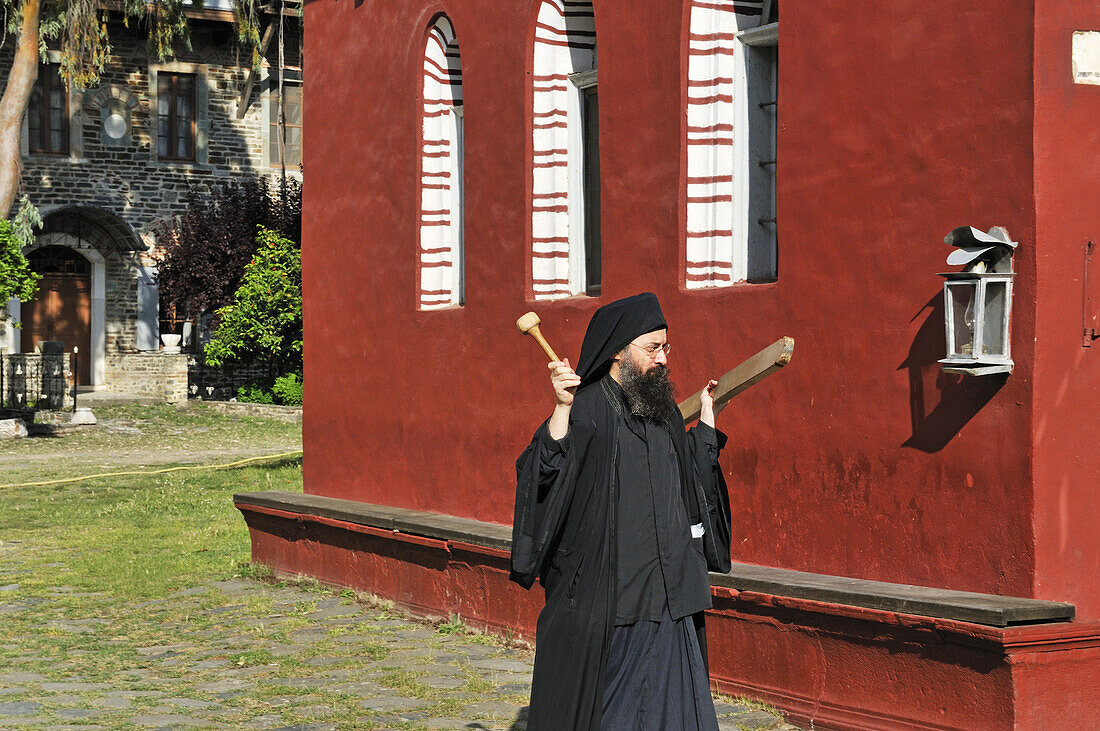 Mönch schlägt zum Gebet, Berg Athos, Kloster Moni Iviron, Chalkidiki, Griechenland