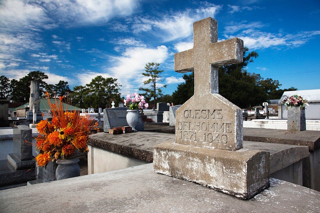 USA, Louisiana, Cajun Country, Breaux Bridge, Crawfish Capital of the World, Cajun-French cemetery