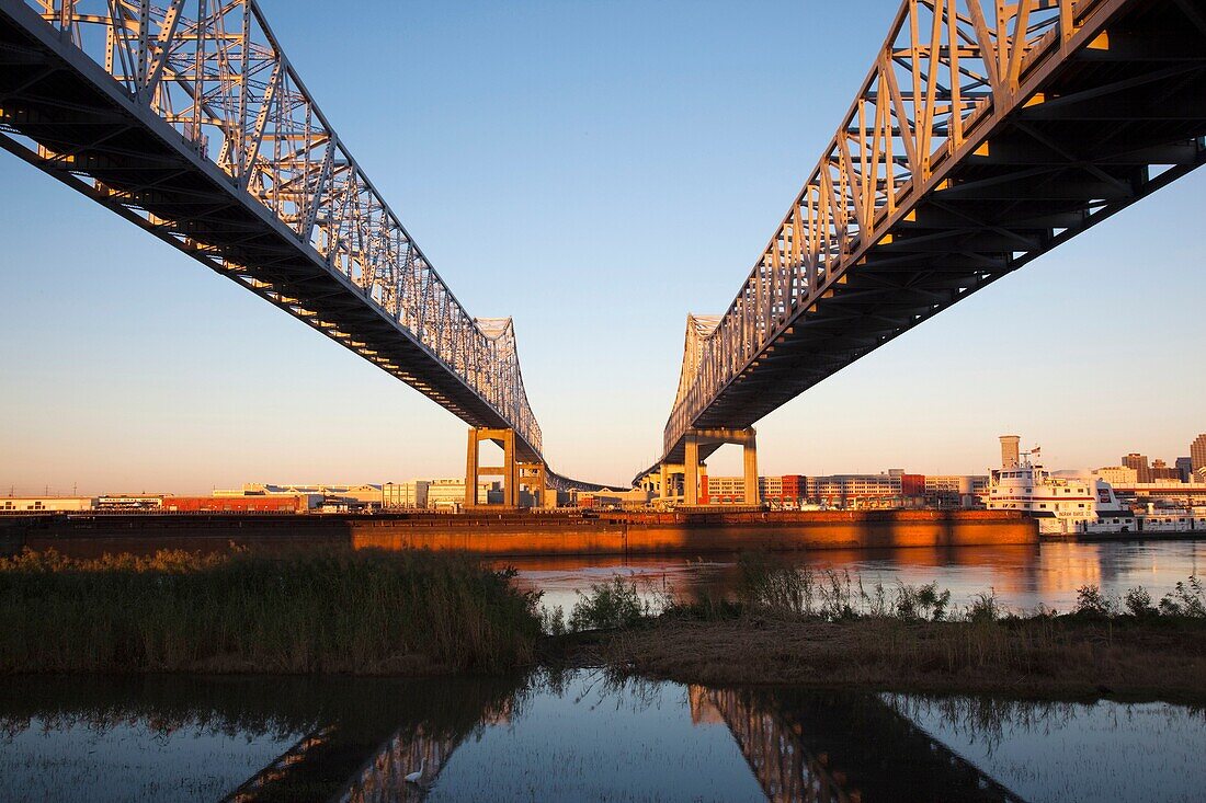USA, Louisiana, New Orleans, Greater New Orleans Bridge and Mississippi River, dawn
