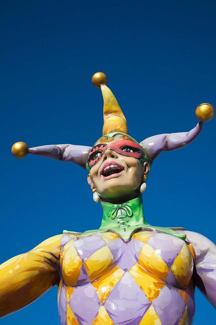 USA, Louisiana, New Orleans, Riverwalk, Mardi Gras jester statue