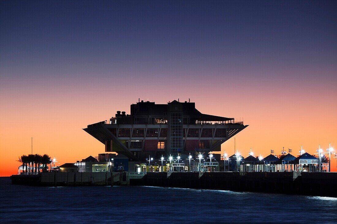 USA, Florida, St Petersburg, The Pier, Tampa Bay, dawn