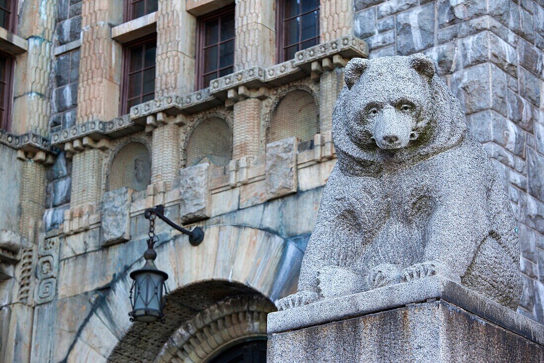 Finland, Helsinki, Kansallimuseo, National Museum of Finland, bear statue