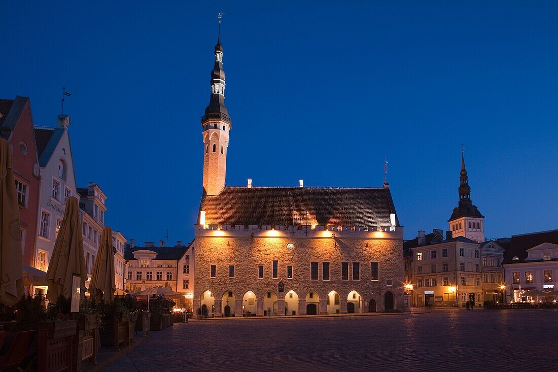 Estonia, Tallinn, Old Town, Raekoja plats, Town Hall Square, evening