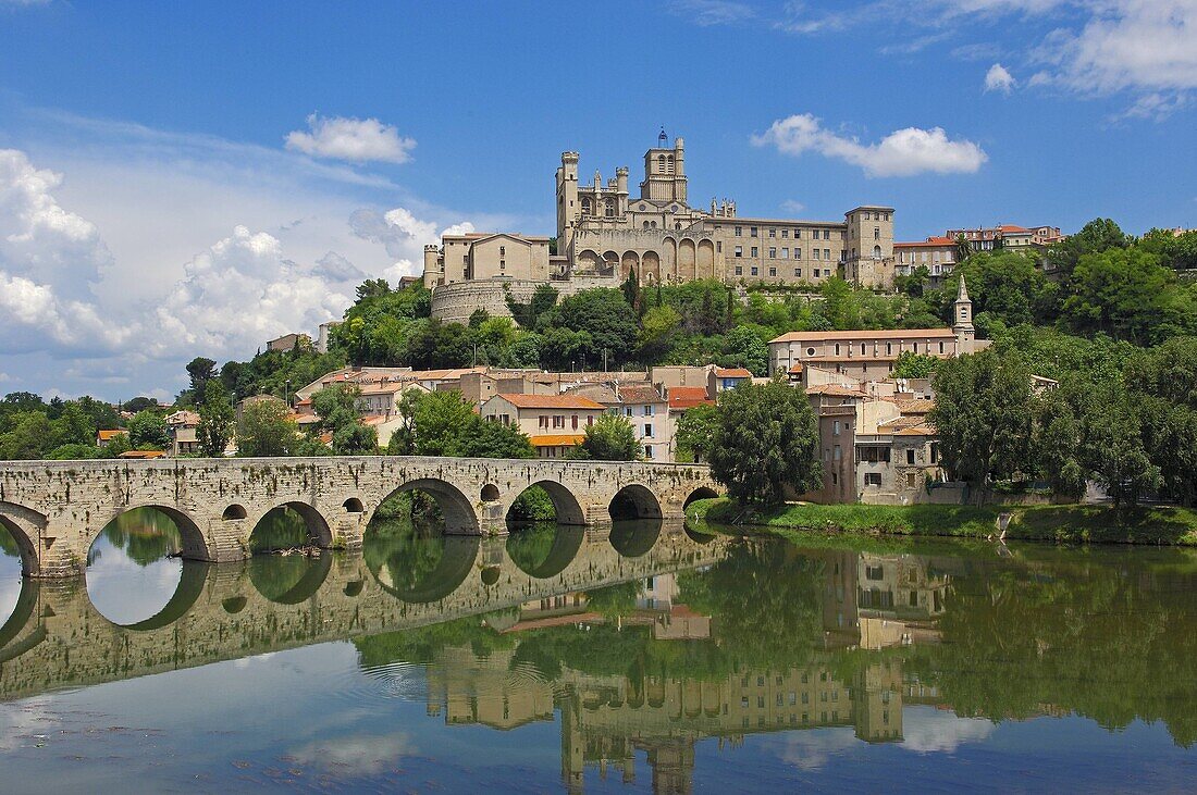 River Orb, 'Pont Vieux,  old bridge and Saint-Nazaire cathedral (14th century), Beziers. Herault, Languedoc-Roussillon, Francia