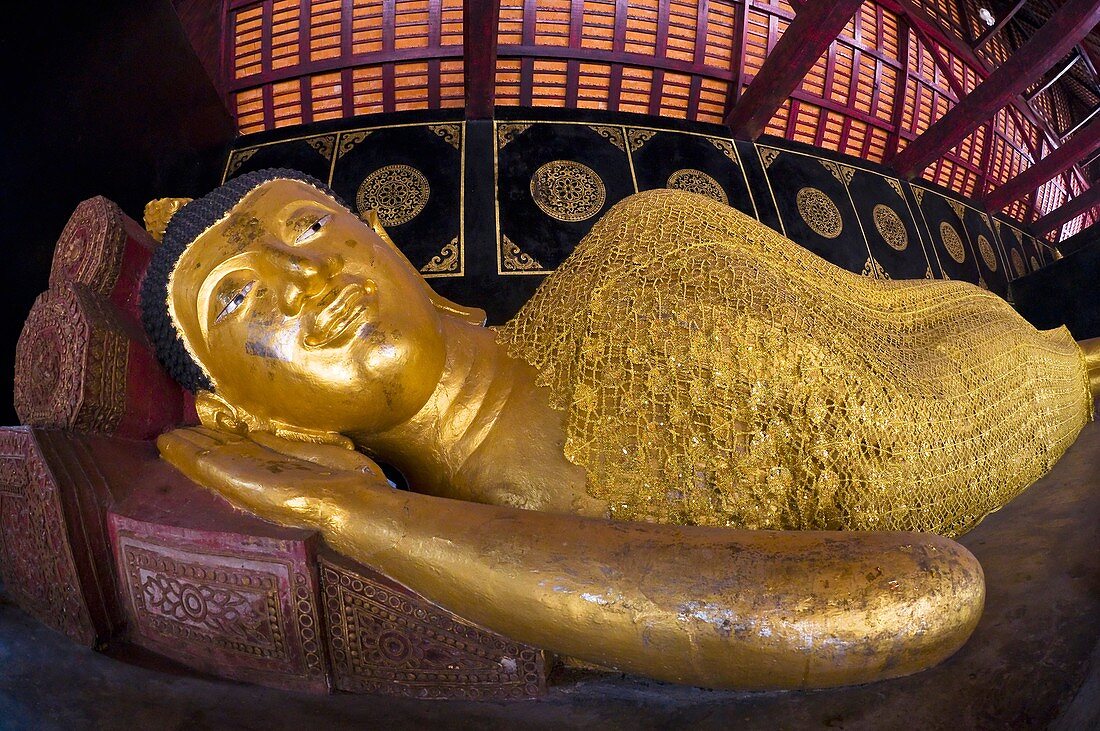 Reclining Buddha, Wat Chedi Luang Buddhist temple, Chiang Mai, Northern Thailand