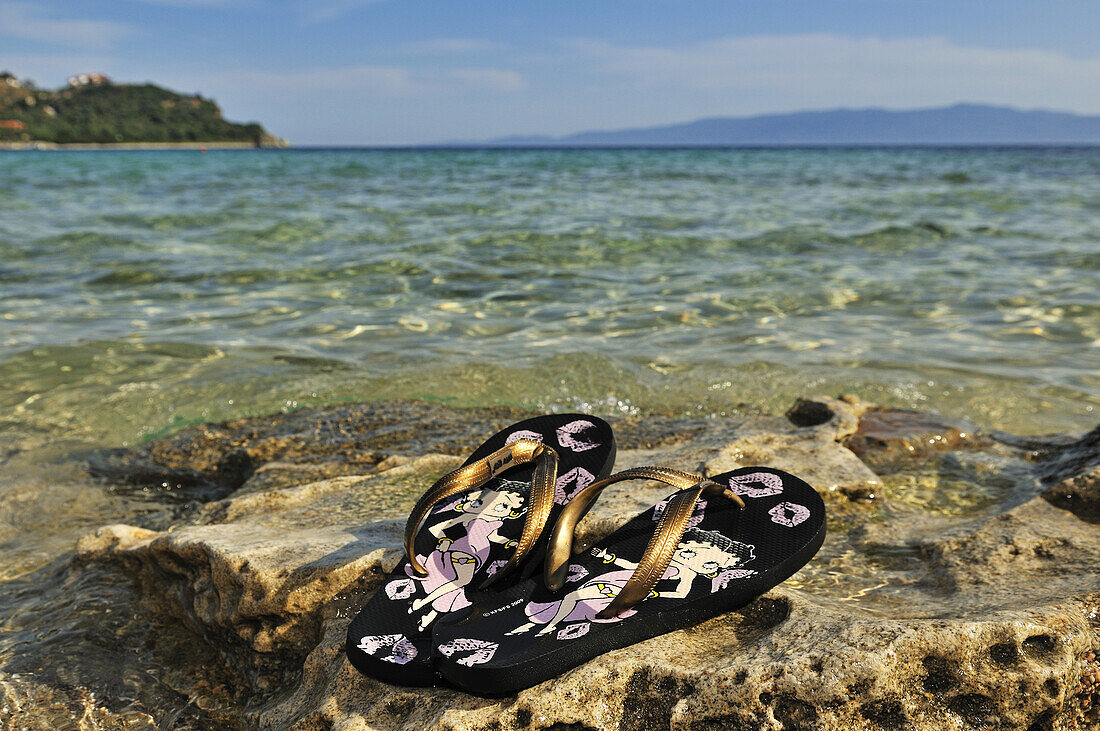 Flipflop am Strand von Ammouliani Island, Eselsinseln, Ouranopoli, Chalkidiki, Griechenland