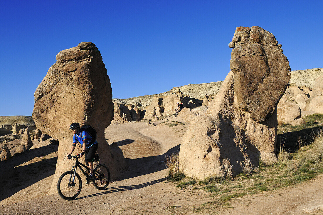 Mountainbiker im Devrent-Tal, Göreme, Kappadokien, Türkei