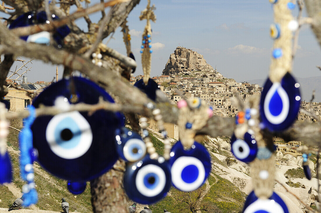 Schutz vor dem bösen Blick-Amulette vor Burgfelsen von Uchisar, Göreme-Tal, Kappadokien, Türkei