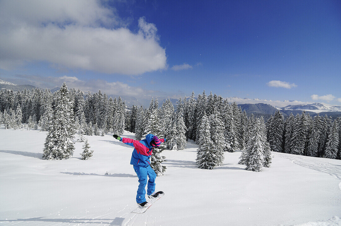 Snowboarder going downhill, Reit im Winkl, Chiemgau, Upper Bavaria, Bavaria, Germany, Europe
