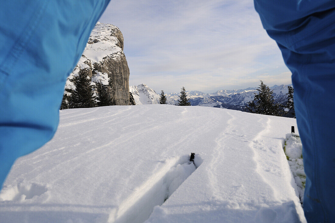 Blick durch Skihose auf verschneites Gebirge, Skitour auf Steinplatte, Reit im Winkl, Chiemgau, Oberbayern, Deutschland, Europa