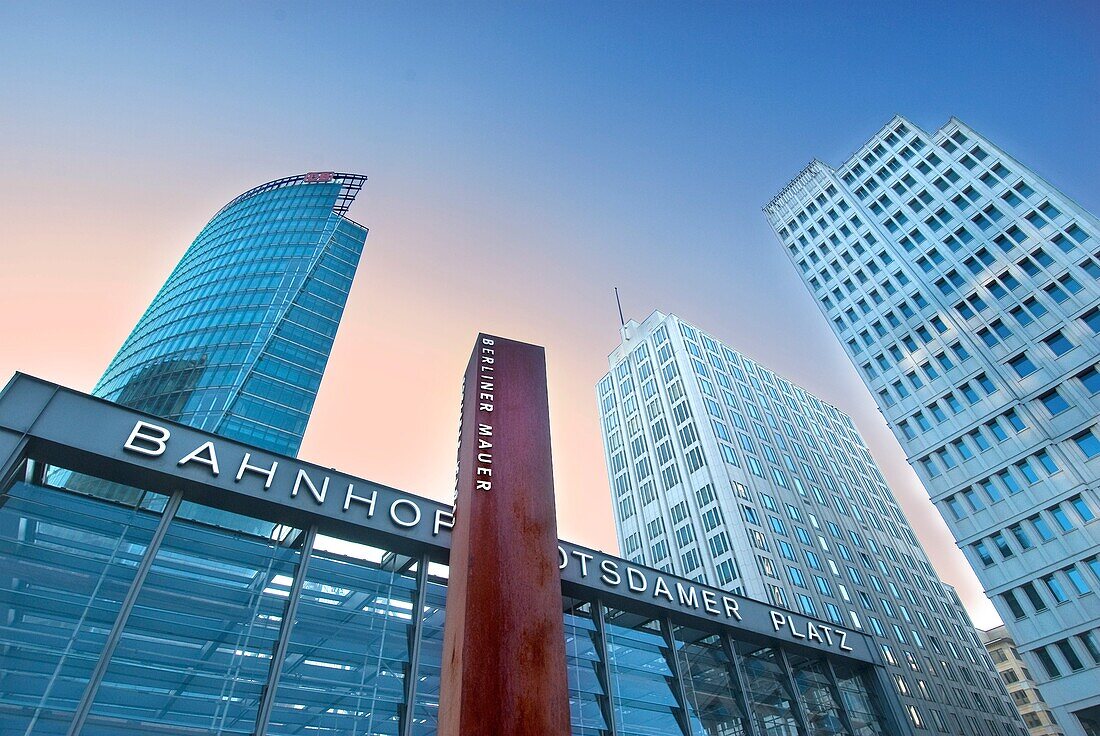 Architektur, Bahnhof, Berlin, Beton, Blau, Deutschland, Eingang, Farbe, Glas, Himmel, Horizontal, Metal, Potsdamerplatz, Quadrat, Quadrate, Rot, Sony Center, Station, Turm, Untergrundbahn, Verkehrsmittel, Wolkenkratzer, Zeitgenosse, zeitgenössich, Zug, K0