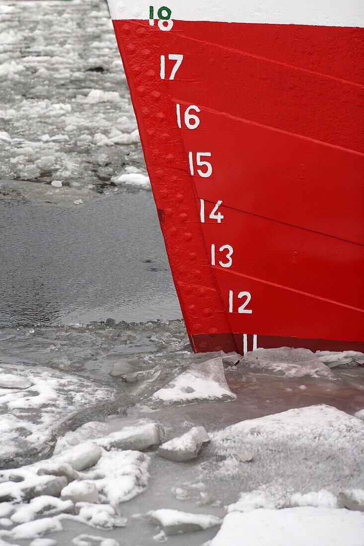 Aussen, Boot, Detail, Eis, Eiskalt, Farbe, Kälte, Konzept, Messen, Rot, Rumpf, Schiff, Schweben, Schwimmreifen, Tag, Vertikal, Zahl, K90-1036000, AGEFOTOSTOCK