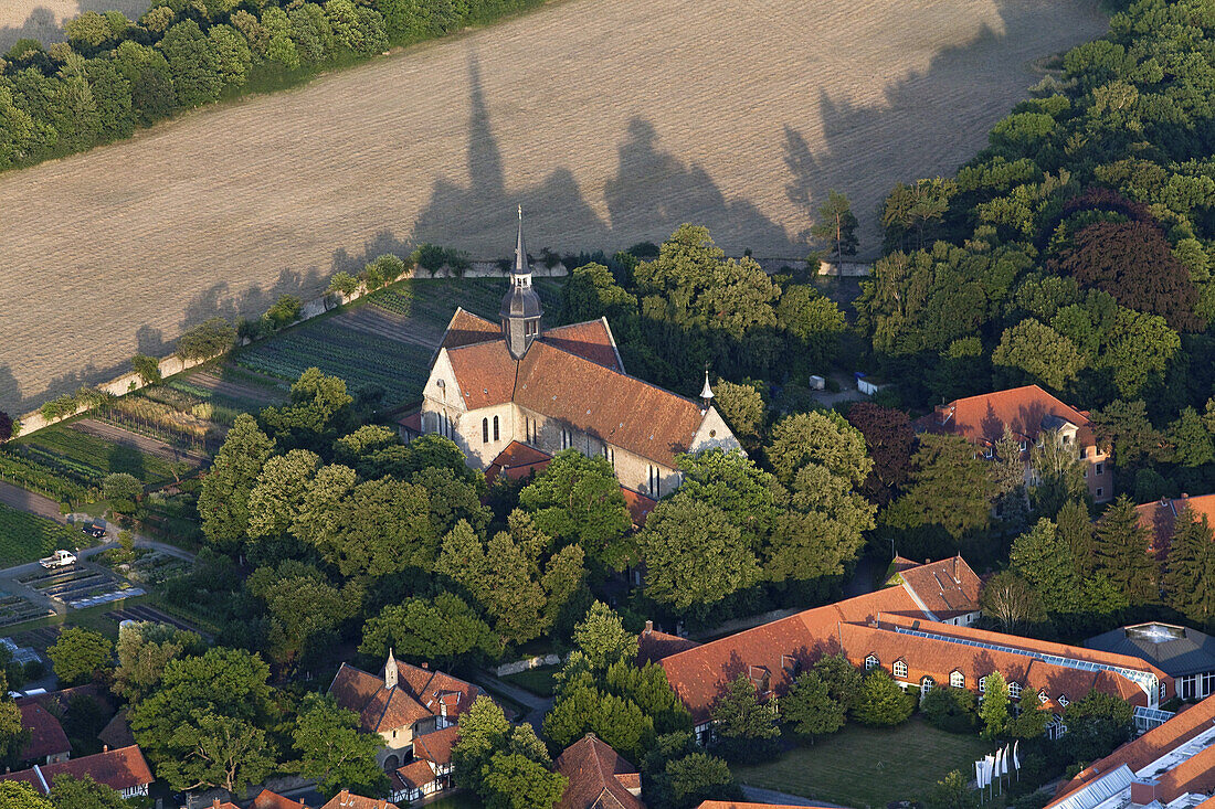 Luftbild, Zisterzienser Kloster Riddagshausen, bei Braunschweig, Schatten des Dachreiters, Braunschweig, Niedersachsen, Deutschland