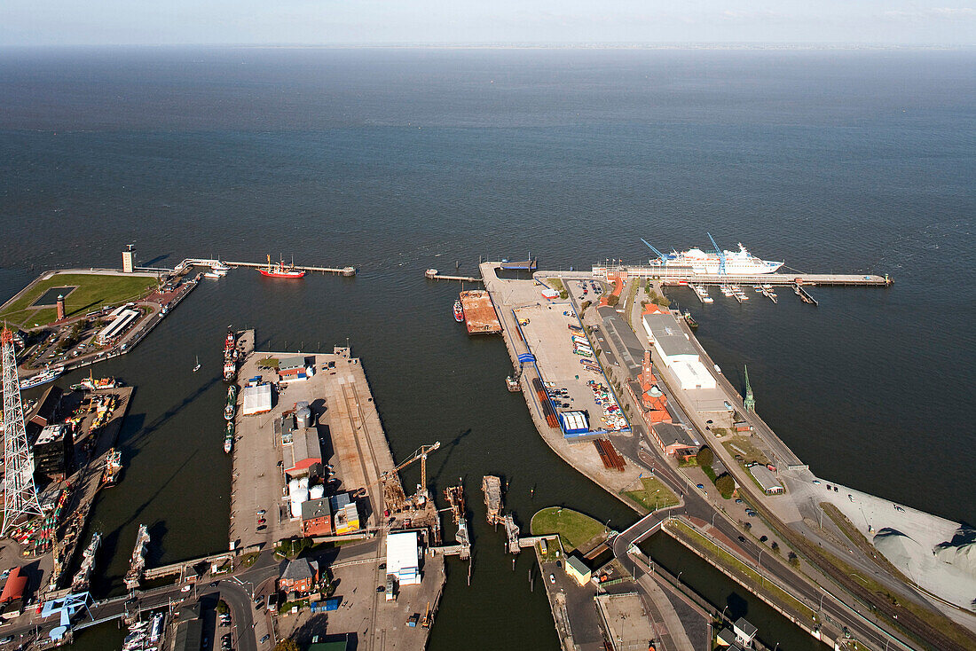 Schiffsanleger im Hafen, Cuxhaven, Niedersachsen, Deutschland