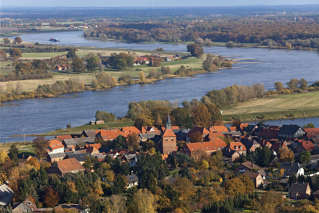 Luftbild, Oberelbe bei Schnackenburg, Ortskern, Schiffsverkehr auf der Elbe, Niedersachsen, Deutschland