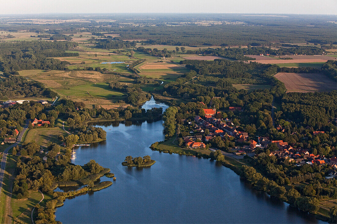 Luftaufnahme von Gartow mit See, Wendland, Niedersachsen, Deutschland