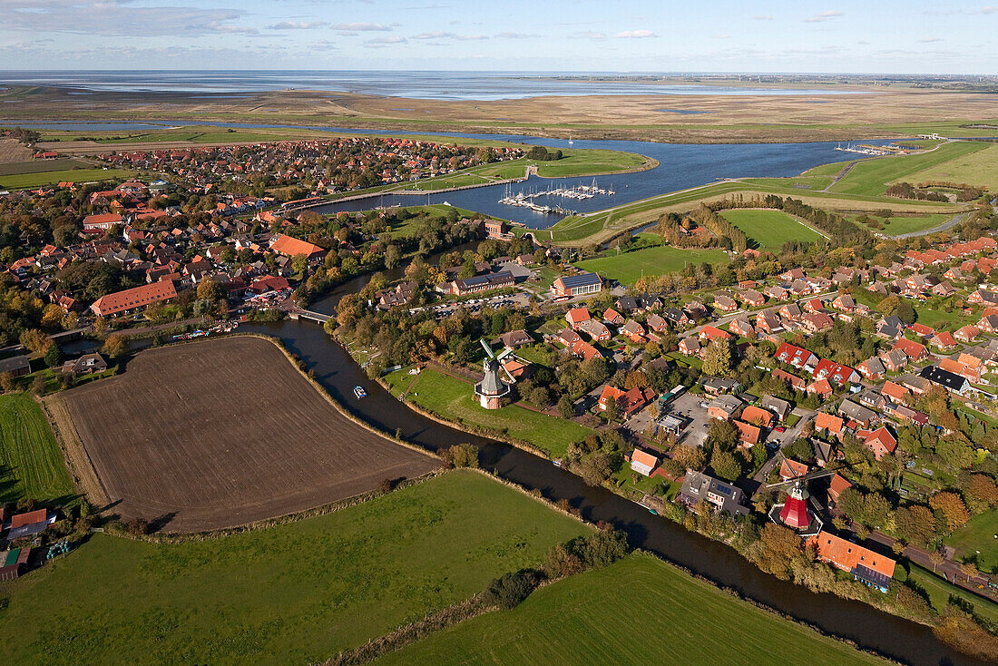 Luftaufnahme der Leybucht, Greetsieler Hafen, Greetsiel, Niedersachsen, Deutschland