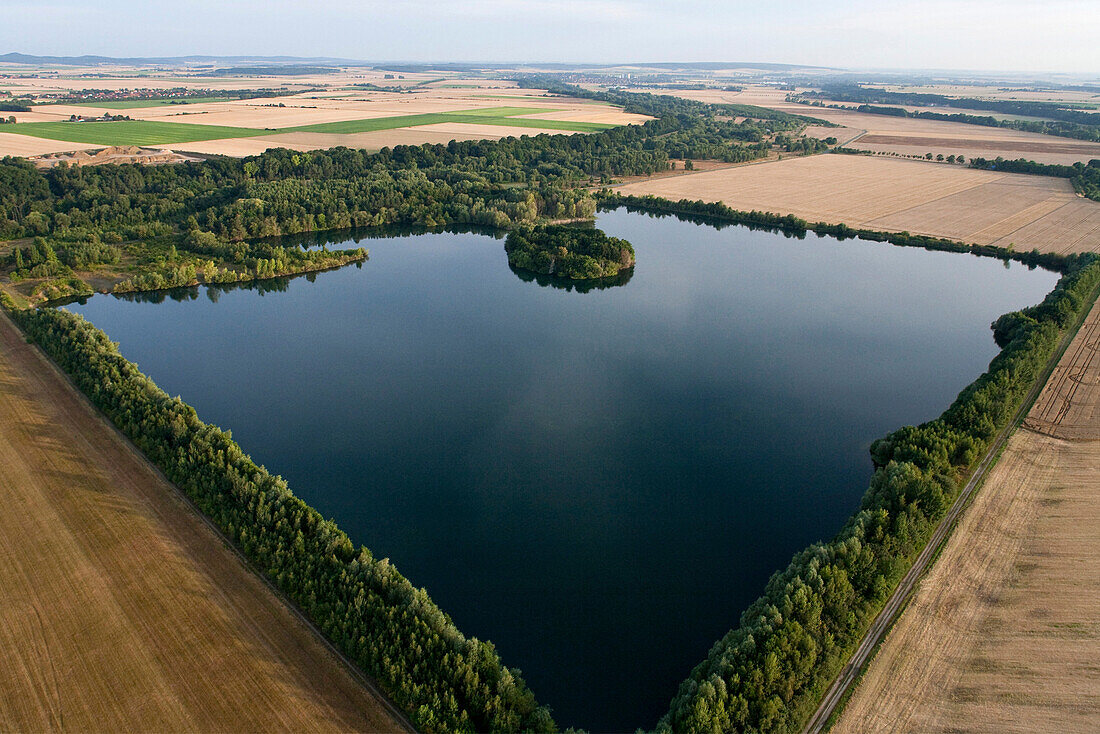 Luftaufnahme von einem Fischteich bei Vienenburg, Harzvorland, Niedersachsen, Deutschland