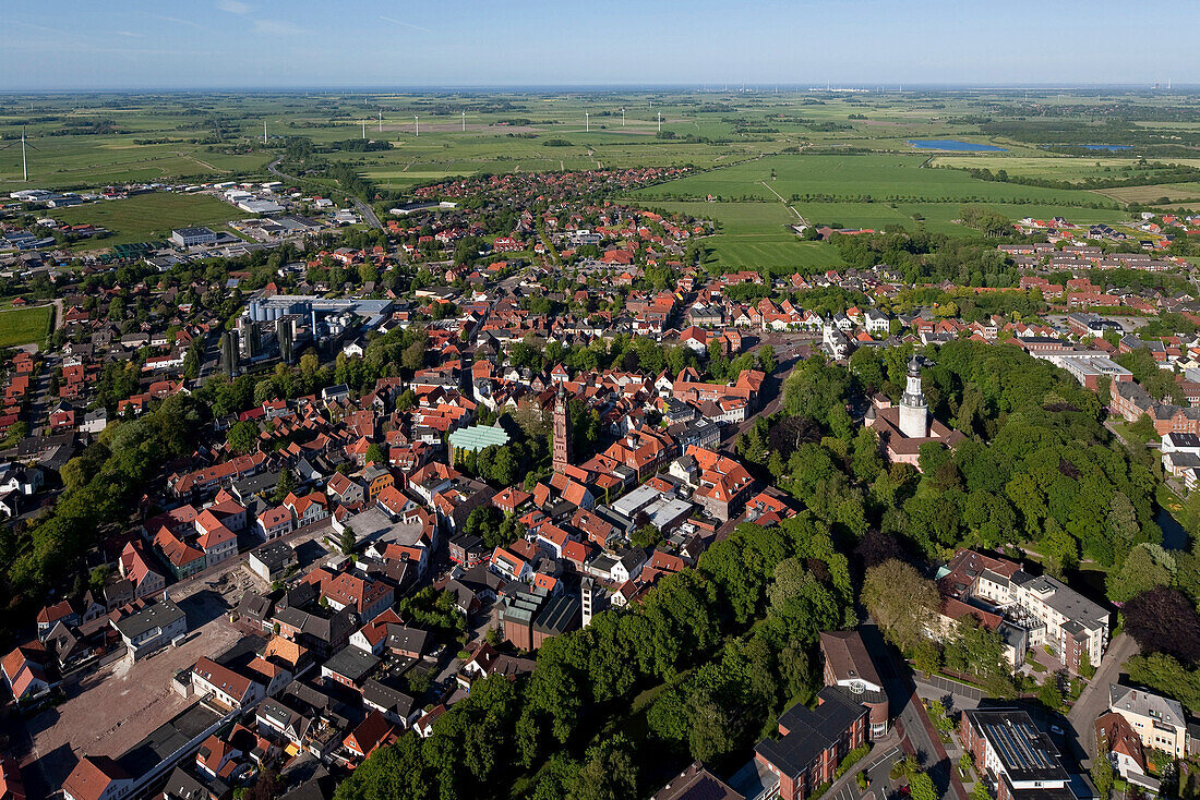 Luftaufnahme der Innenstadt mit Schloss und Schlosspark, Jever, Niedersachsen, Deutschland
