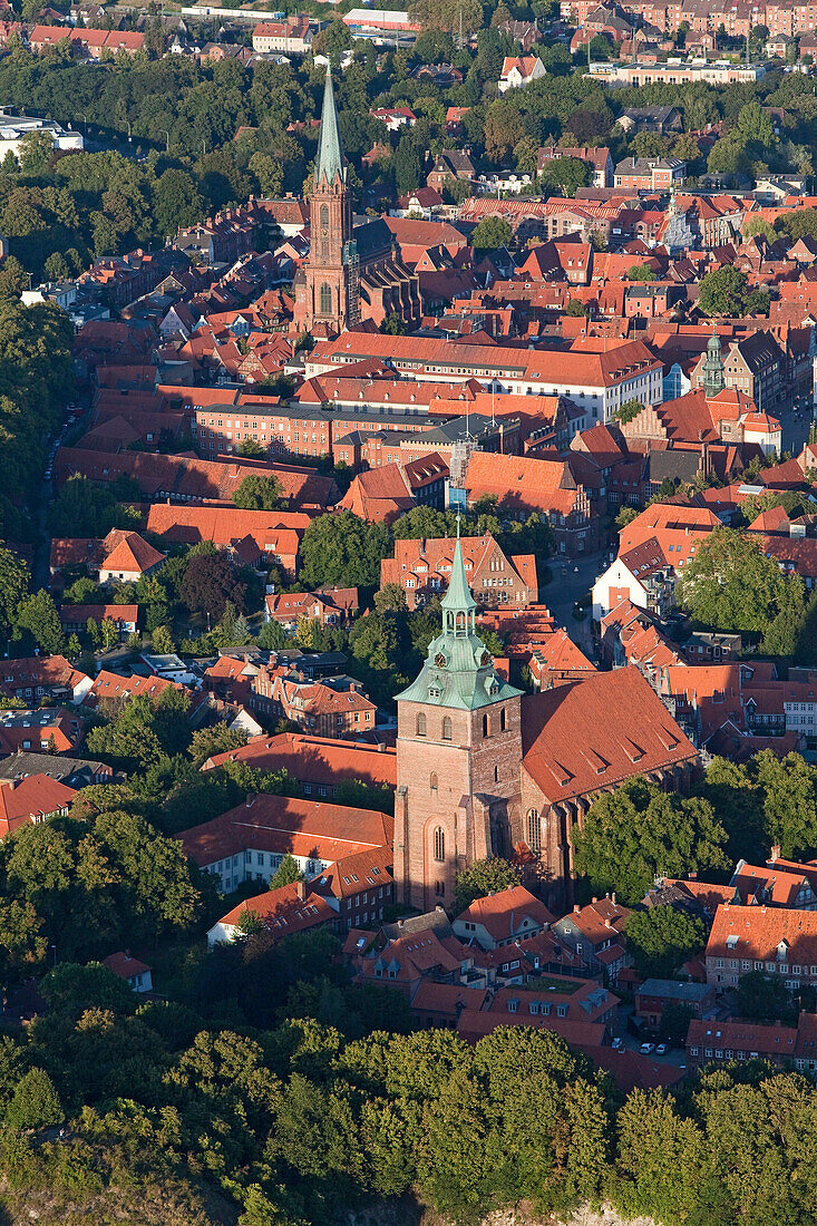 Luftbild der Altstadt mit Michaeliskirche und Nikolaikirche, Lüneburg, Niedersachsen, Deutschland