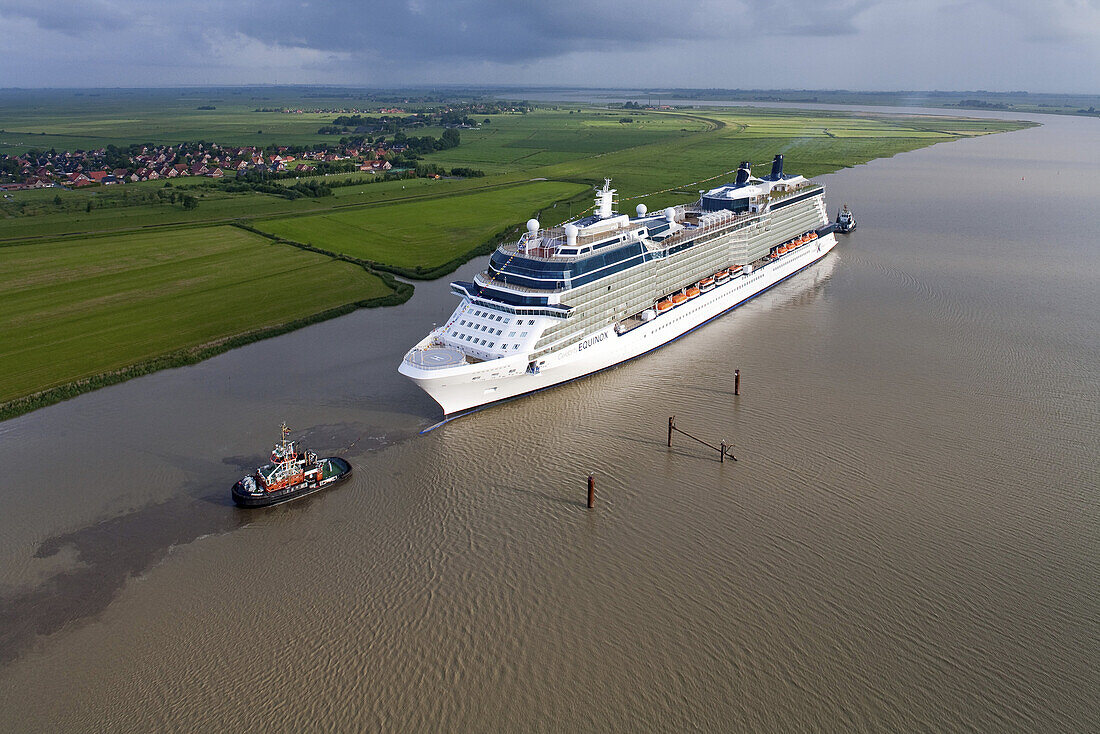 Luftbild, Celebrity Equinox Luxusliner der Meyer Werft wird 2009 im Schrittempo durch Nadelöhr Ems Überführung zur Nordsee geschleppt, Größenvergleich, Niedersachsen, Deutschland