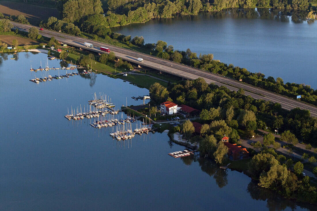 Luftbild, Autobahn A7 durchquert Kiesteiche bei Northeim, Segelboote liegen an Bootsstegen, Niedersachsen, Deutschland