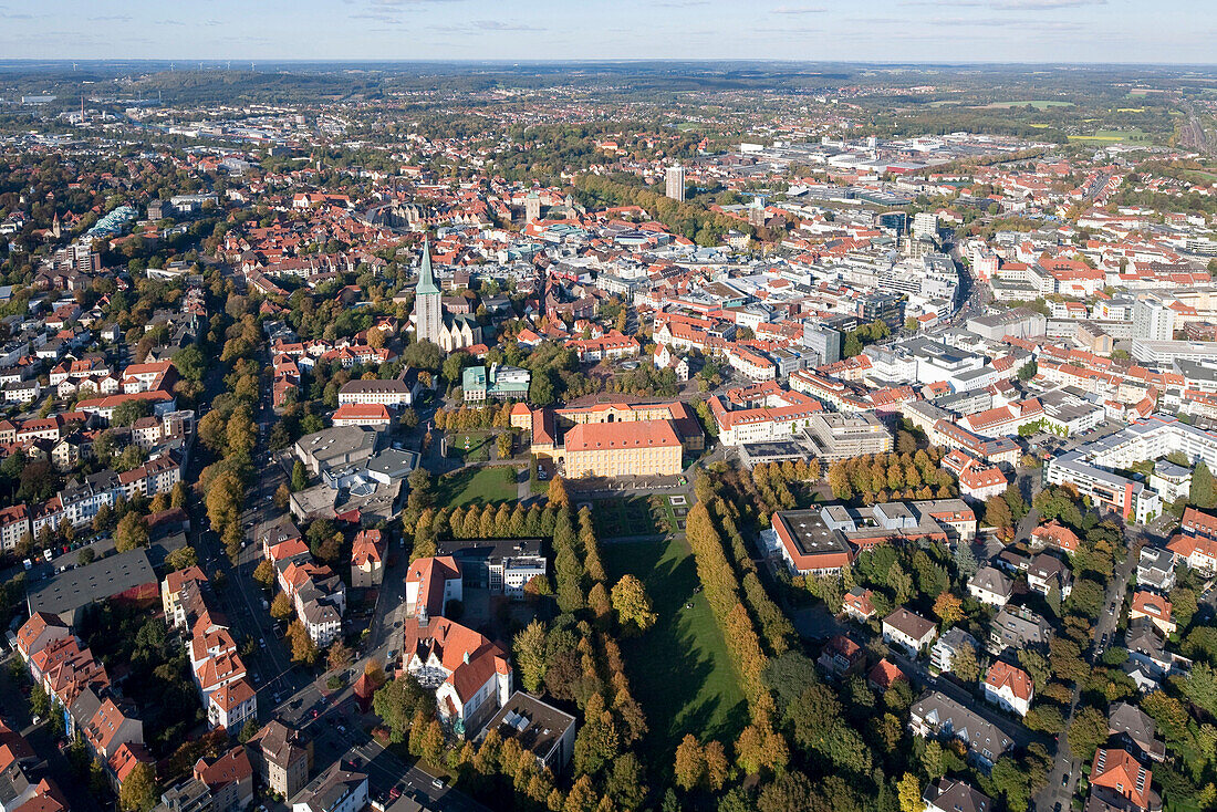 Luftaufnahme der Innenstadt mit Schloss, Dom St. Petrus und St. Katharinen Kirche, Osnabrück, Niedersachsen, Deutschland