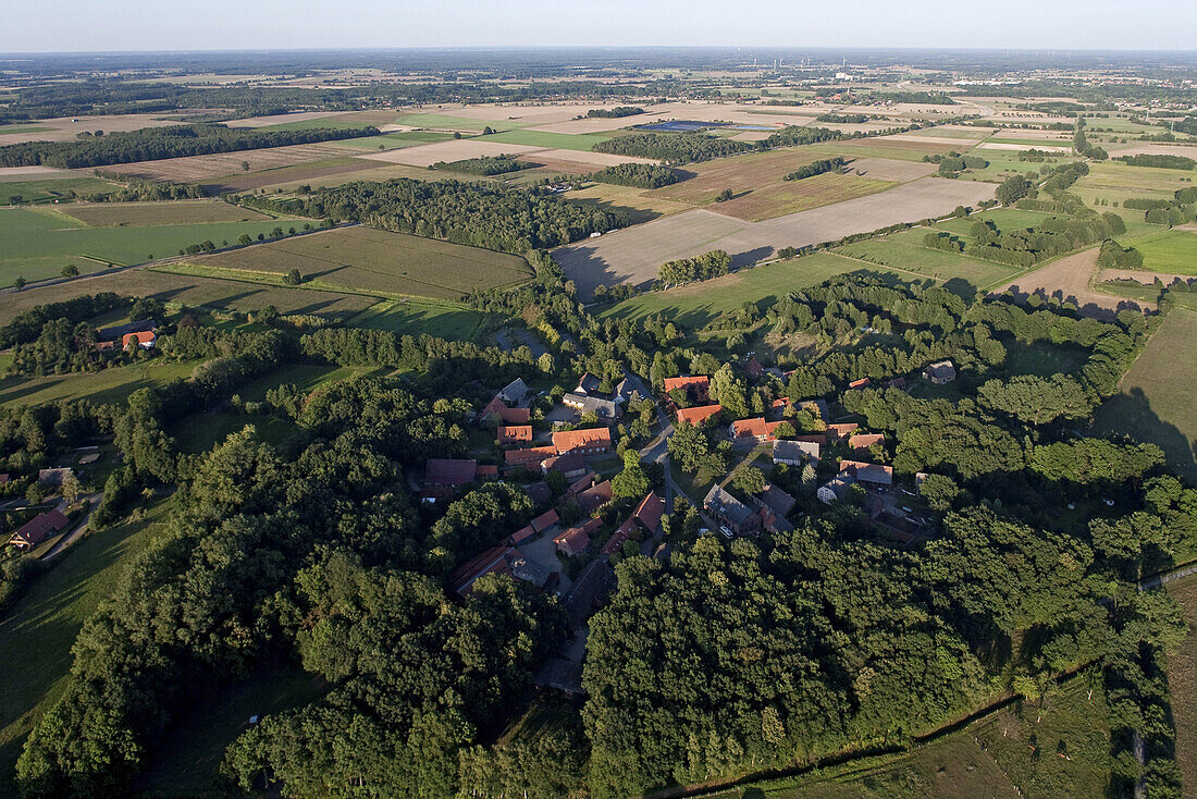 Luftbild, Rundlingsdorf Lübeln im Wendland, Blick über Dorf und Felder zur Elbe, Lübeln, Niedersachsen, Deutschland