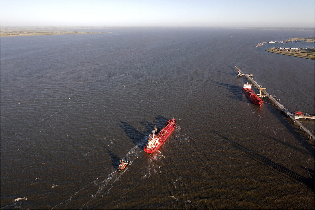 Luftbild, Tanker an der Ölpier in Wilhelmshaven, Niedersachsen, Deutschland