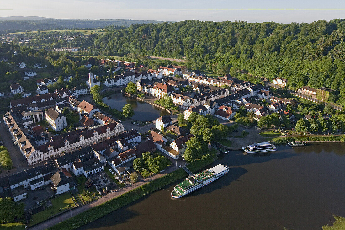 Ausflugsschiff im Hafenbecken, Bad Karlshafen, Weserbergland, Hessen, Deutschland