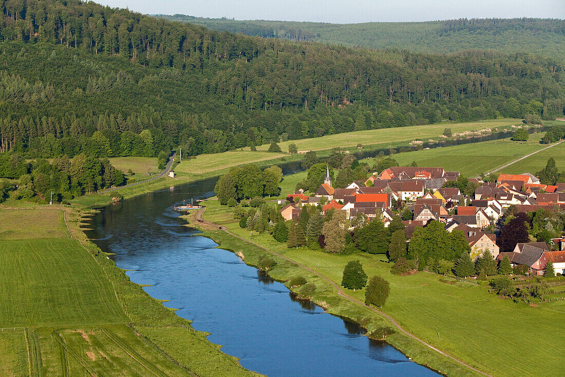 Aerial view of the Weser river and the village of Wahmbeck on a bend in the river, Lower Saxony, Germany