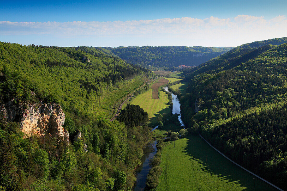 Blick über das Donautal zum Kloster Beuron, Naturpark Obere Donau, Schwäbische Alb, Baden-Württemberg, Deutschland
