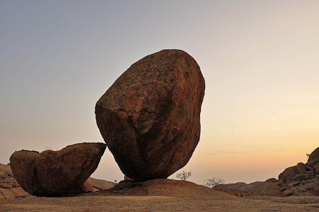 Felskugeln aus Granit liegen auf Felsplatte, Bull´s Party, Ameib, Erongogebirge, Namibia