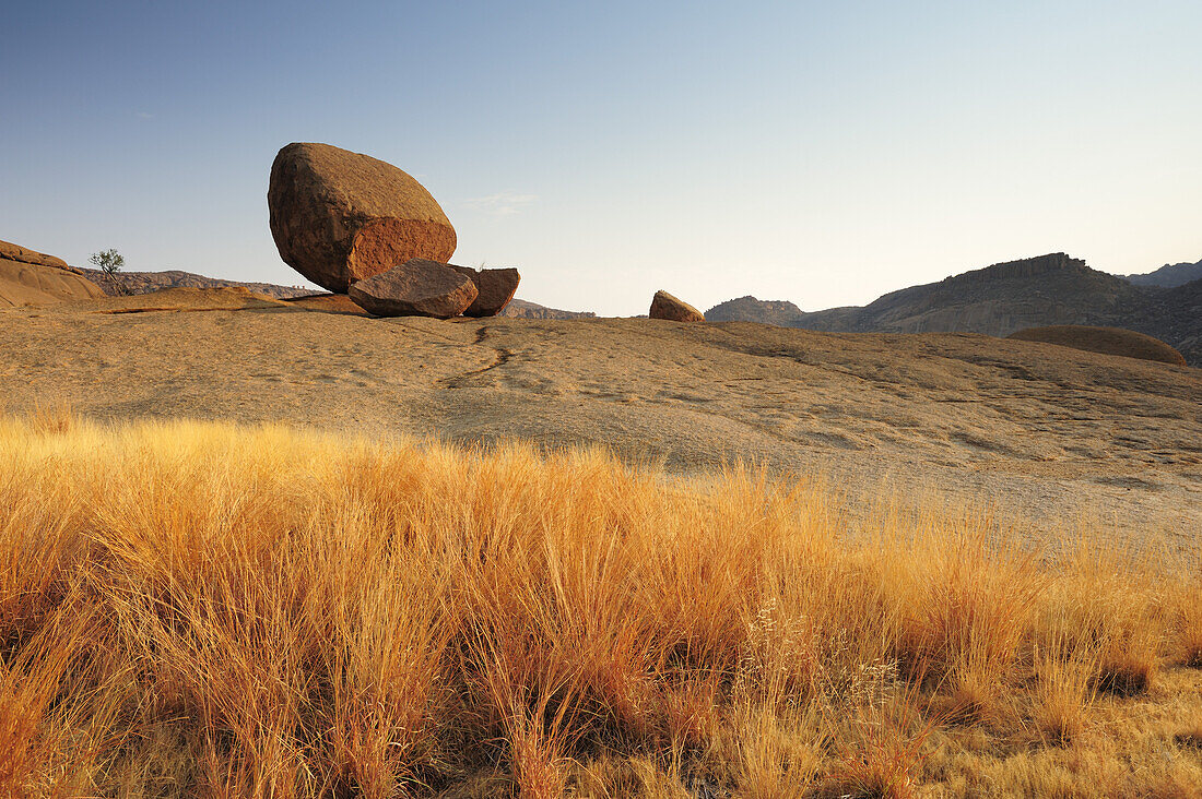 Felskugeln aus Granit liegen auf Felsplatte, Savannengras im Vordergrund, Bull´s Party, Ameib, Erongogebirge, Namibia