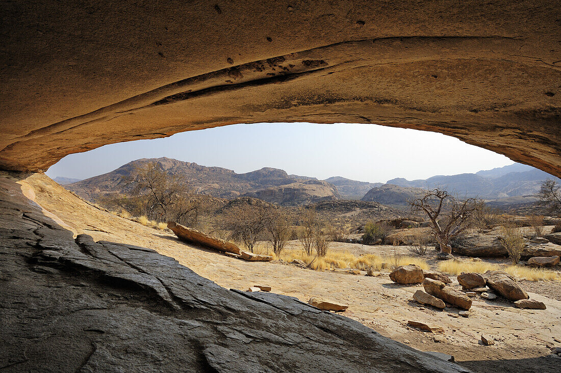 Felsdach Phillipp´s Cave mit Blick auf Savanne, Ameib, Erongogebirge, Namibia