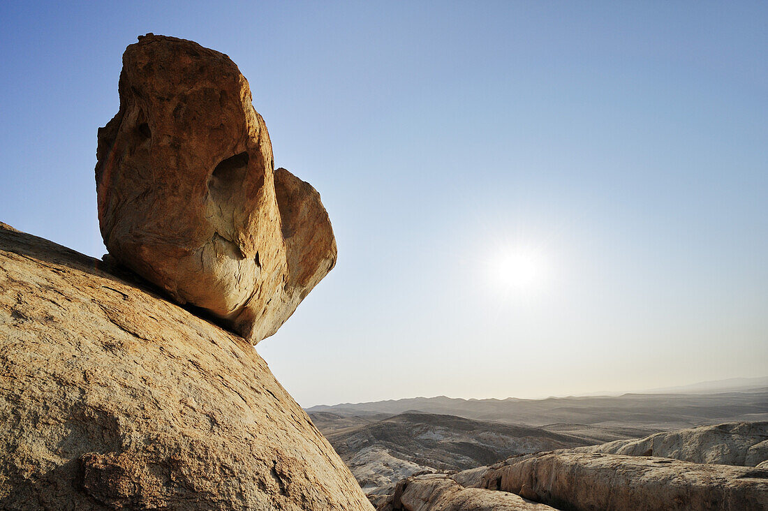 Felsblock liegt auf steiler Felsplatte, Blutkoppe, Namib Naukluft National Park, Namibwüste, Namib, Namibia