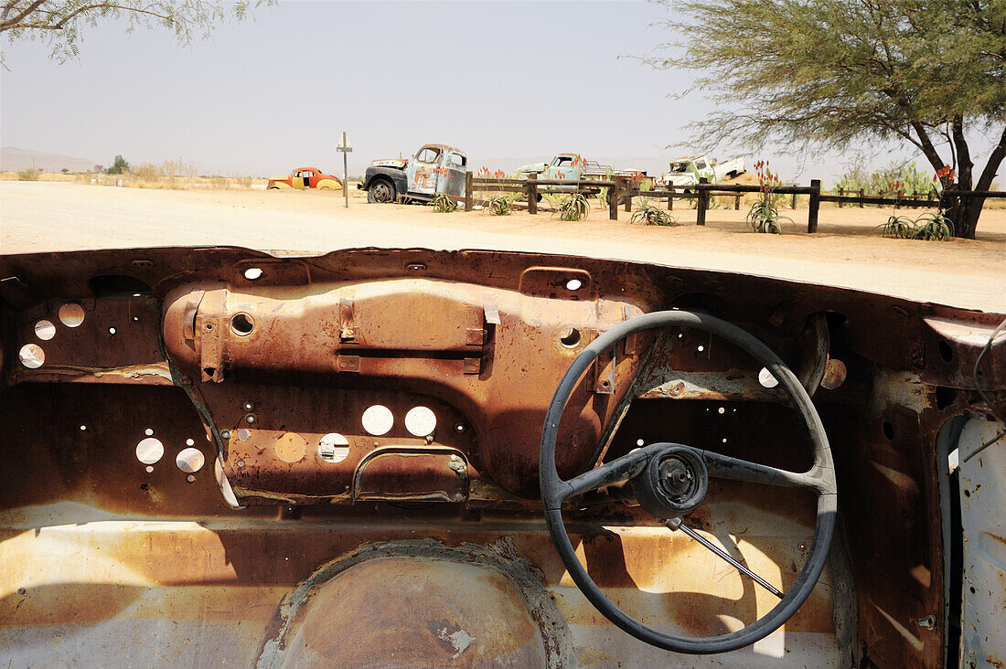 Lenkrad in Autowrack ohne Windschutzscheibe, Solitaire, bei Namib Naukluft National Park, Namibwüste, Namibia