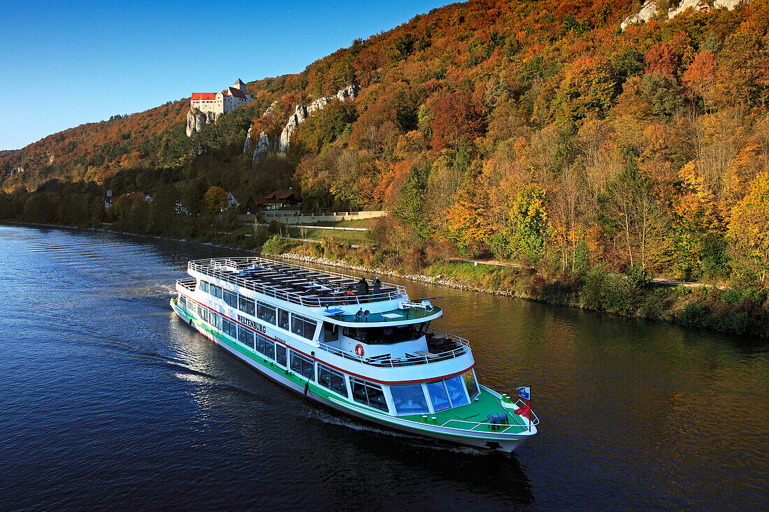 Ausflugsschiff, Schloss Prunn, Naturpark Altmühltal, Fränkische Alb, Franken, Bayern, Deutschland