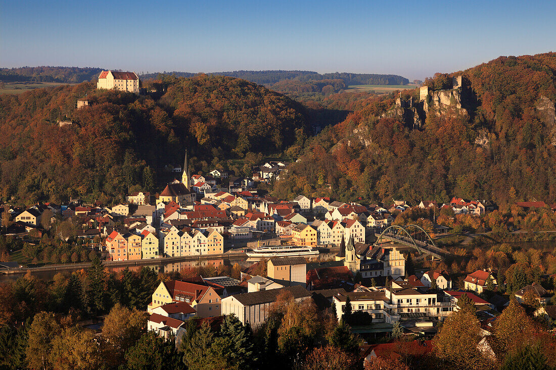 Blick auf Riedenburg mit der Rosenburg und der Ruine Tachenstein, Naturpark Altmühltal, Fränkische Alb, Franken, Bayern, Deutschland