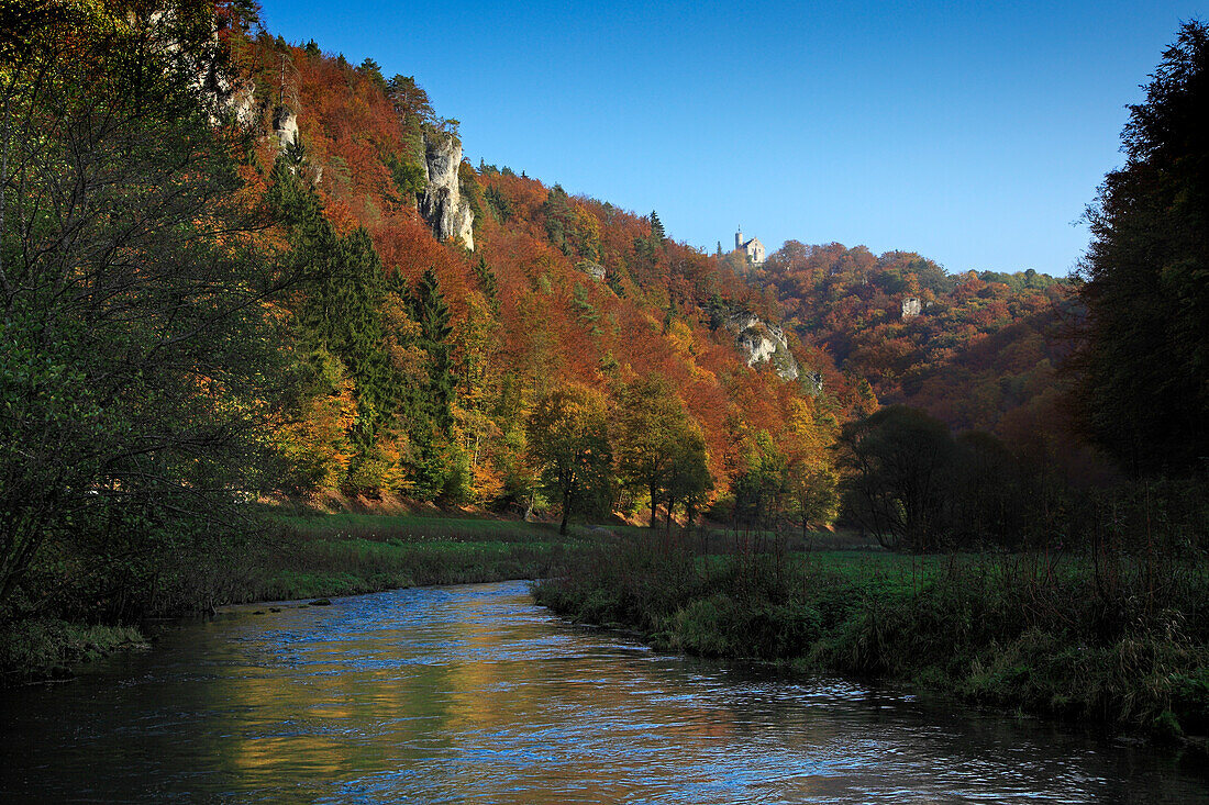 Blick aus dem Wiesenttal zur Burg Gößweinstein, Fränkische Schweiz, Franken, Bayern, Deutschland