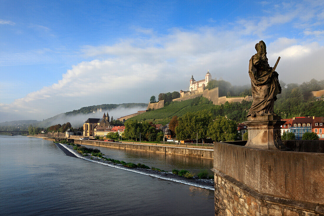 Blick von Alter Mainbrücke zur Festung Marienberg, Würzburg, Franken, Bayern, Deutschland