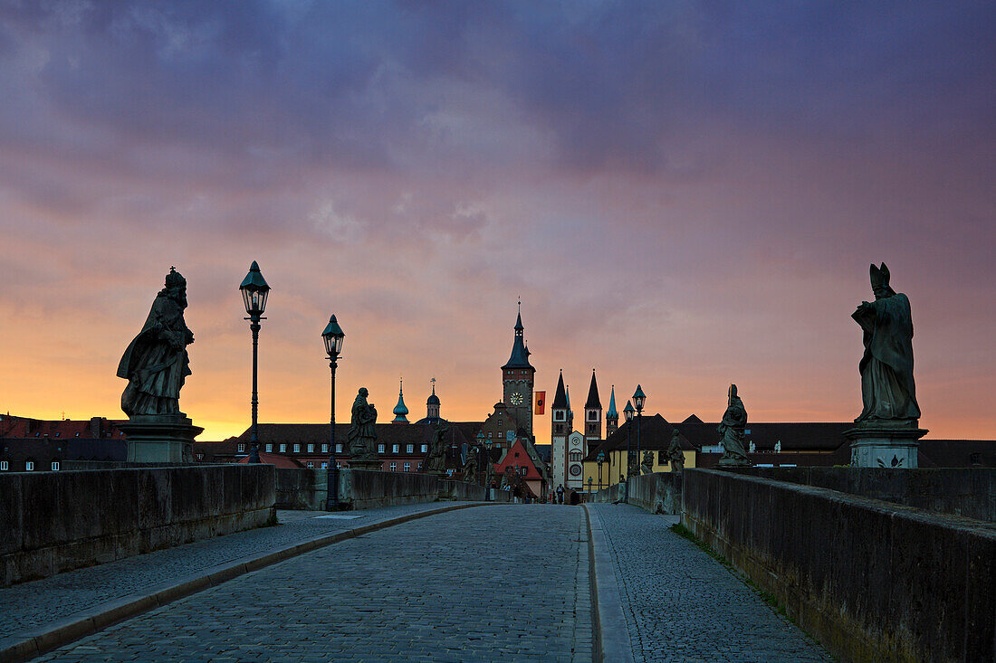 Blick über Alte Mainbrücke zur Altstadt, Würzburg, Franken, Bayern, Deutschland