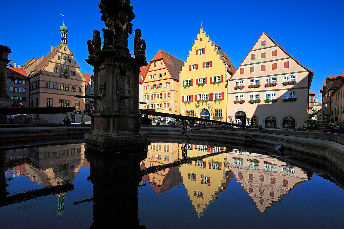 Häuser spiegeln sich im Georgsbrunnen am Marktplatz, Rothenburg ob der Tauber, Franken, Bayern, Deutschland