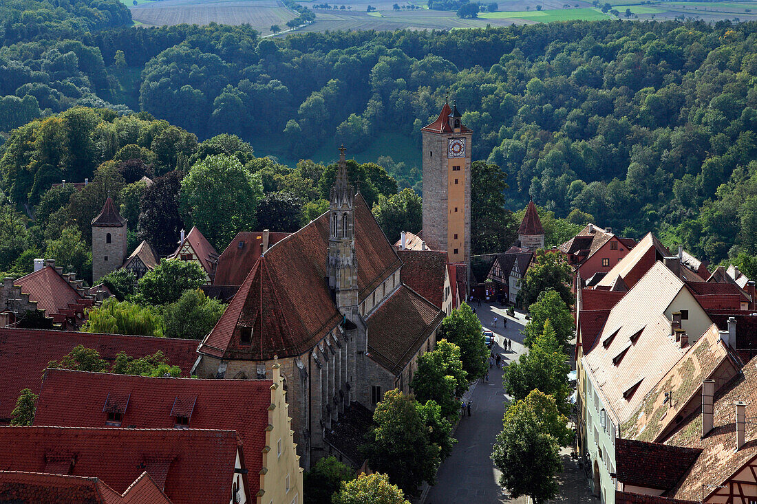 Blick auf Franziskanerkirche und Burgtor, Rothenburg ob der Tauber, Franken, Bayern, Deutschland