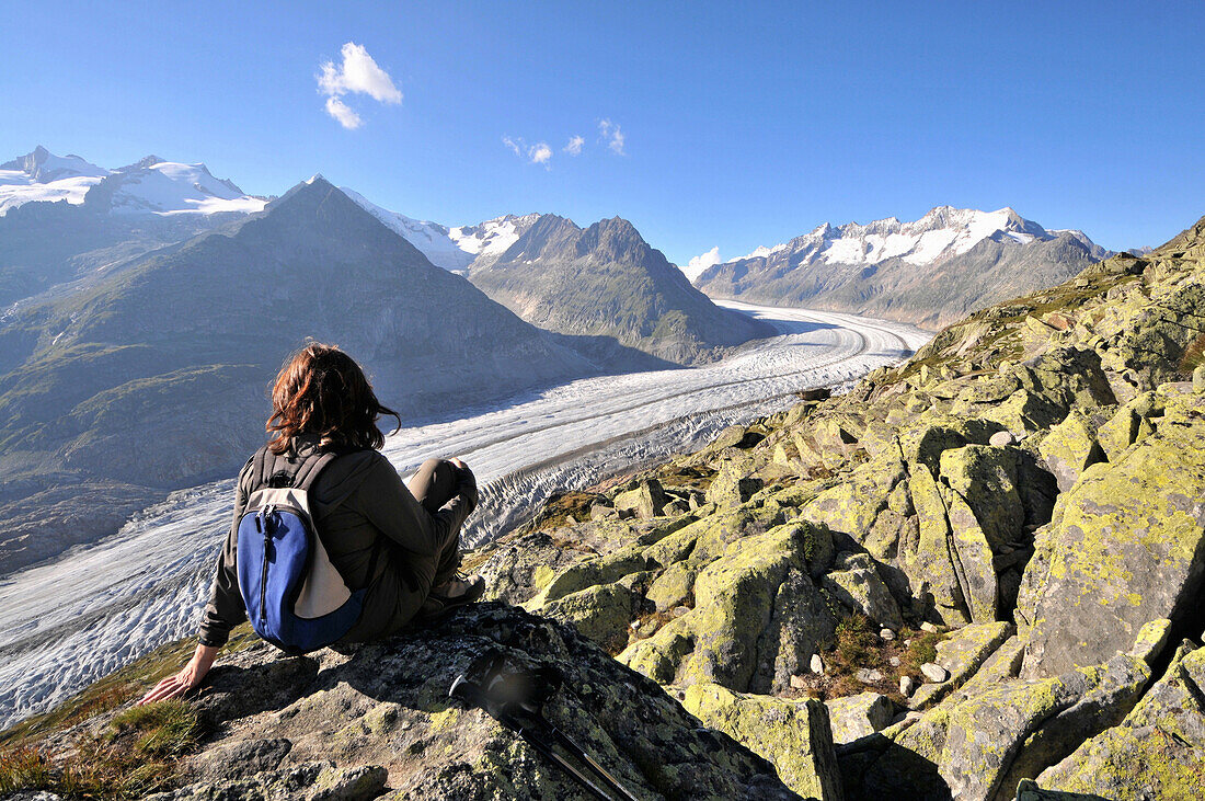 Frau blickt vom Bettmerhorn auf Aletschgletscher, Kanton Wallis, Schweiz