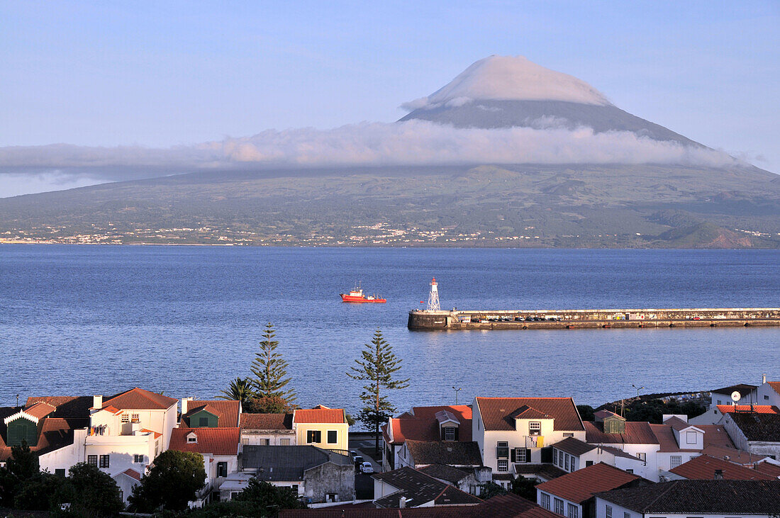 Blick auf die Stadt Horta und Nachbarinsel Pico in der Abenddämmerung, Insel Faial, Azoren, Portugal, Europa