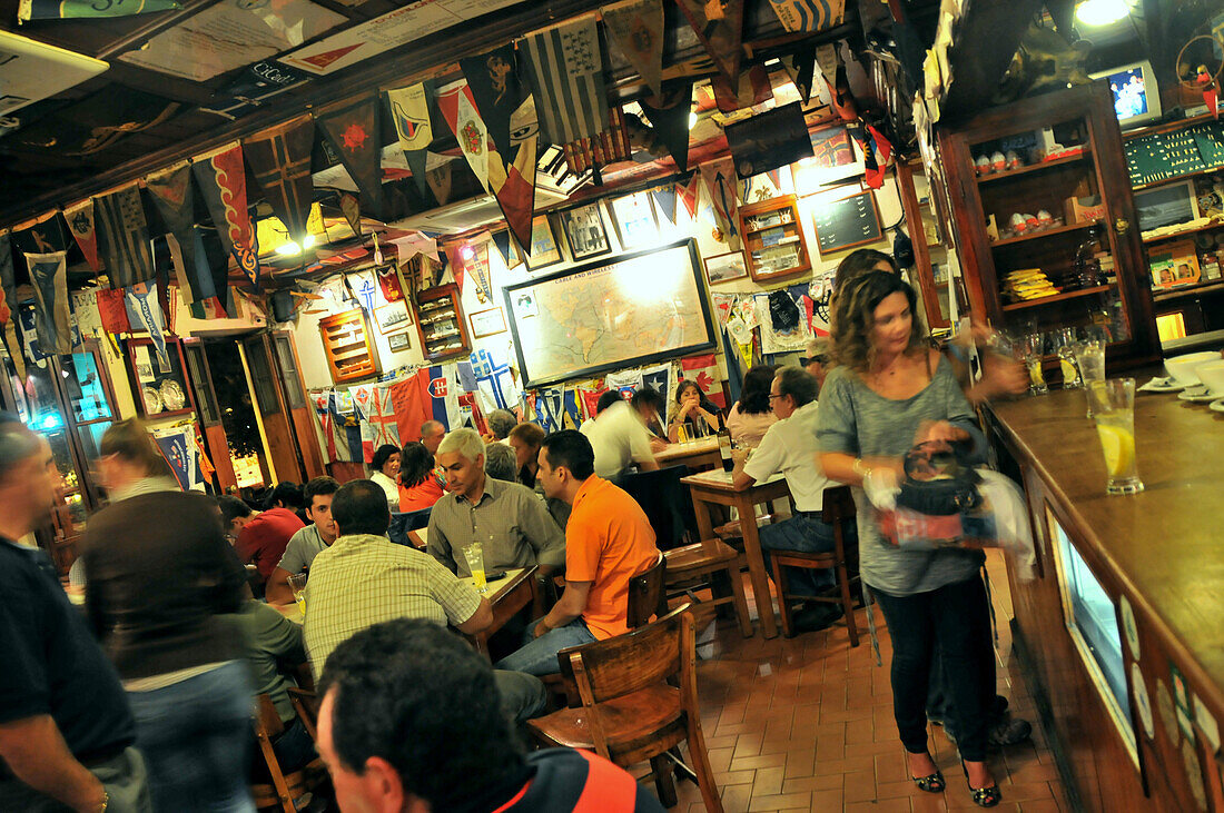 Menschen im Peter Café Sport, Horta, Insel Faial, Azoren, Portugal, Europa